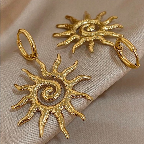 Anthropologie Gold Sun pendant Earrings - Picture 6 of 6